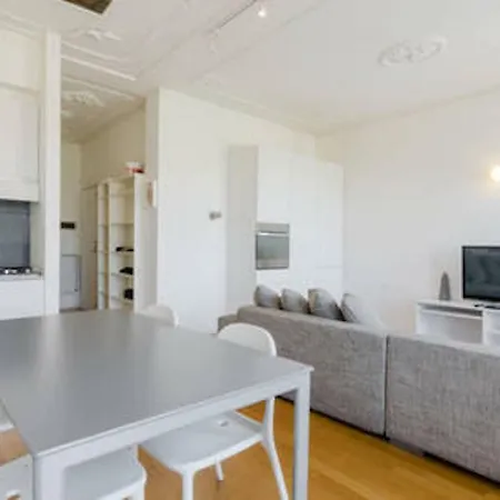 Sunny Flat Top Floor